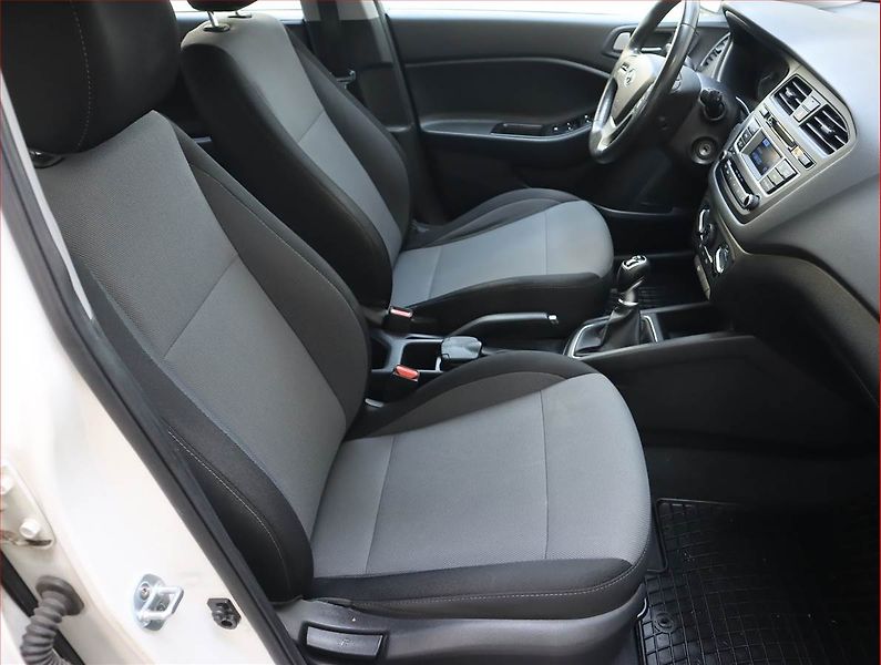 Hyundai i20 (2016) Active 1.4, Serv.kniha - fotka 9 z 17