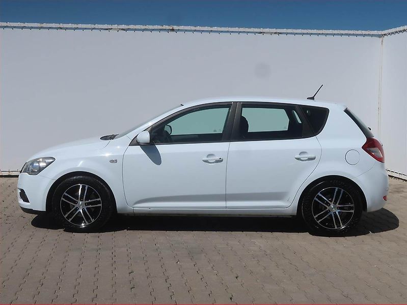 Kia Ceed (2011) 1.4 CVVT, Serv.kniha - fotka 3 z 14