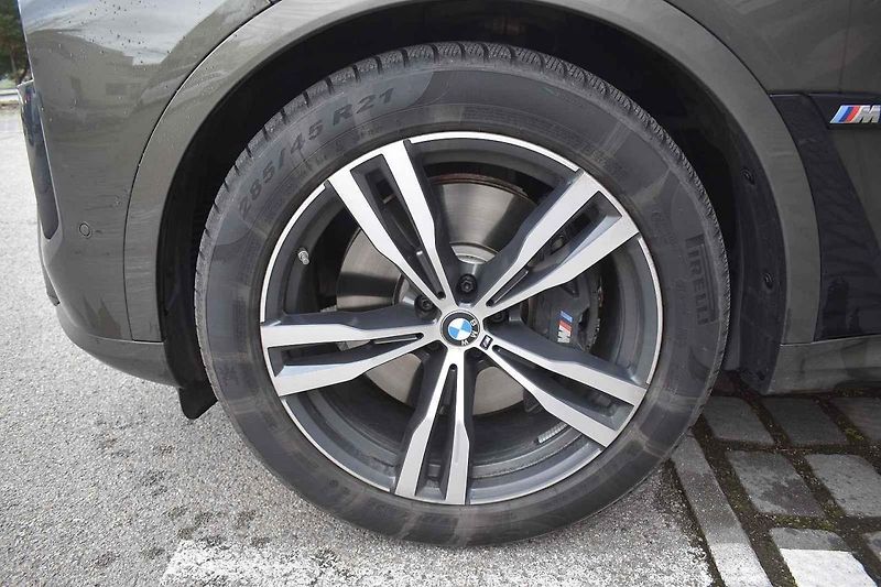 Velké SUV je překvapivě schopné i na zatáčkovitých silnicích
