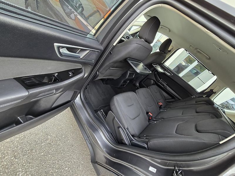 Ford S-MAX TITANIUM 2.0 132kW LED + NAVI - fotka 38 z 42