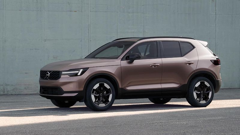 Volvo XC40 (2026) B3 AUT DARK PLUS - fotka 2 z 13