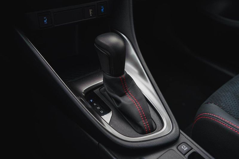 Toyota Yaris (2023) 1.5 VVT-i Hybrid - fotka 28 z 32
