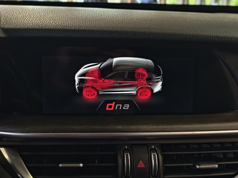 Alfa Romeo Stelvio 2.0 T 206kW Q4 FIRST EDITION - fotka 16 z 24