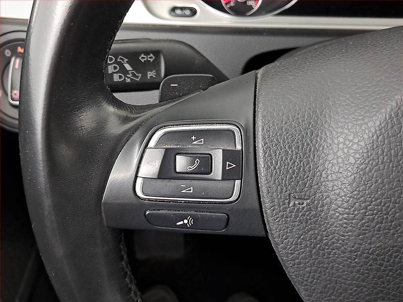 Volkswagen Passat (2014) 2.0 TDI, Automat, Navi, Xenony - fotka 16 z 20