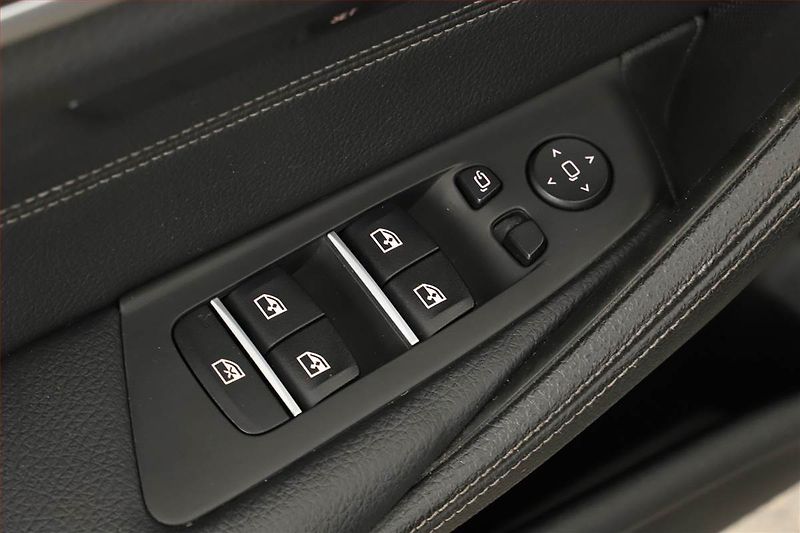 BMW Řada 5 (2020) M Sport 530d xDrive - fotka 18 z 19