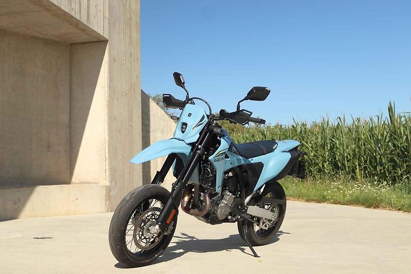 DR-Z4SM je čistokrevný silniční motard, jakých dnes na trhu mnoho nenajdete.