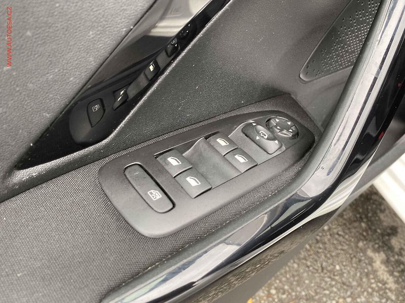 Peugeot 208 (2019) 1.2PT, Signature - fotka 13 z 15