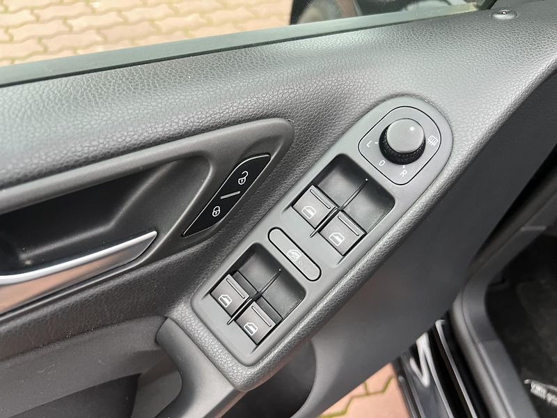 Volkswagen Golf 1.2TSI 77KW,ALU,DIGIKLIMA,ESP - fotka 32 z 41