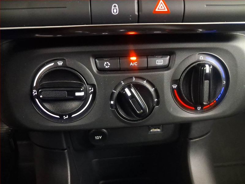 Citroën C3 (2020) Feel 1.2 PureTech, ČR,1.maj - fotka 13 z 16
