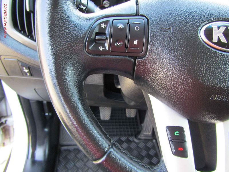 Kia Sportage (2012) 1.6 GDi, xenon, AC - fotka 13 z 21