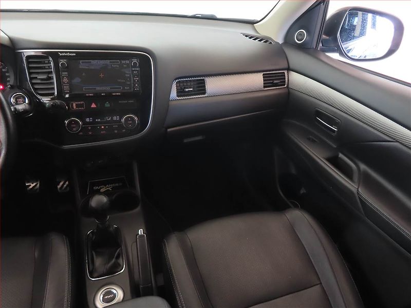 Mitsubishi Outlander (2014) 2.2 DI-D, 4X4, 7 míst, Navi - fotka 8 z 16