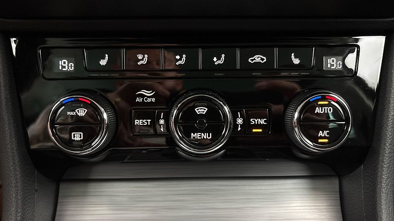 Škoda Superb 2.0 TDI DSG Ambition Combi - fotka 13 z 29