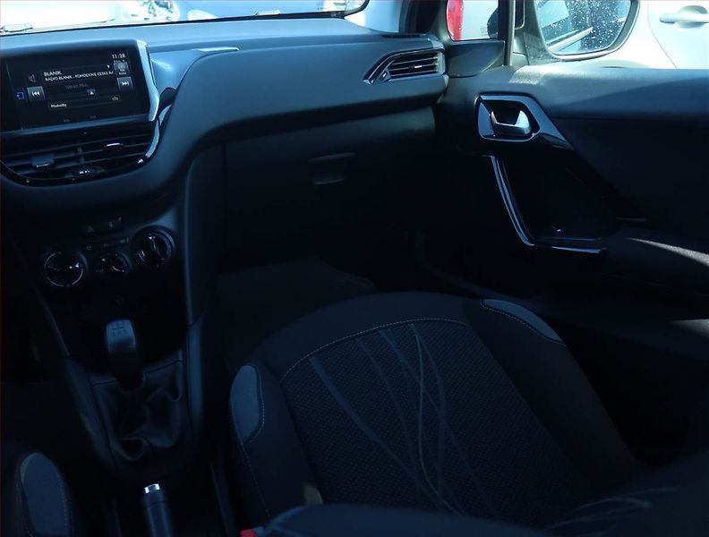 Peugeot 208 (2015) Active 1.2 PureTech, ČR,1.maj - fotka 8 z 13