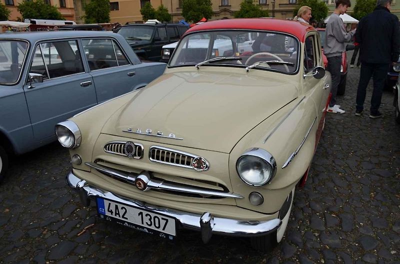 Veteránský závod odstartoval ve Velvarech na náměstí. Cíl byl na náměstí ve Slaném.