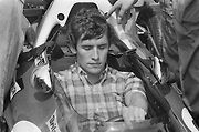 Jacky Ickx předvádí, jak se soustředí před záovdem v kokpitu Formule 1. Foto: Wikimedia Commons, Anefo, CC0
