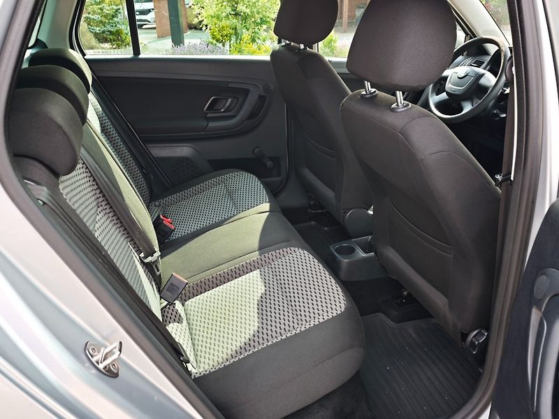 Škoda Fabia (2010) 1,2 TSI 77 KW Ambiente - fotka 15 z 28