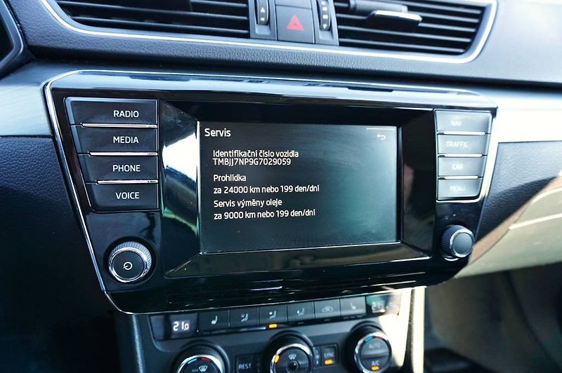 Škoda Superb (2015) STYLE 2,0 TDI 140 kW - fotka 31 z 43