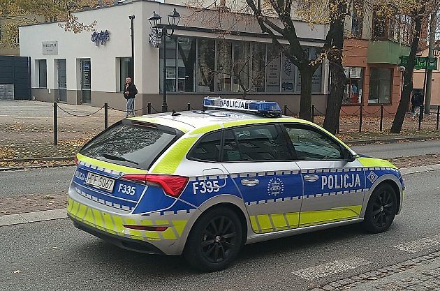 : Běžná silniční kontrola polskou policií se může při předložení neplatných dokladů nečekaně a velmi rychle prodražit., zdroj:  WrS.tm.pl/Wikimedia Volné dílo