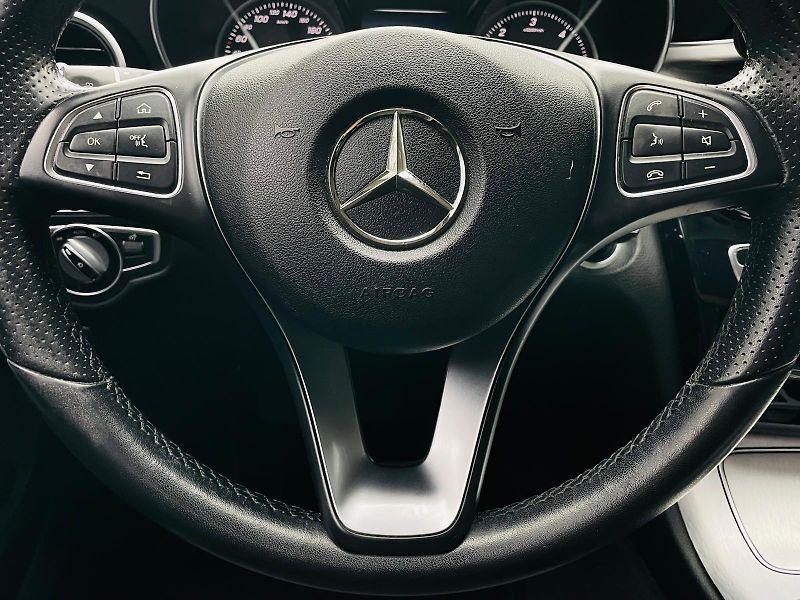 Mercedes-Benz Třídy C 220D MANUÁL VÝHŘEV SENZORY LED - fotka 26 z 52