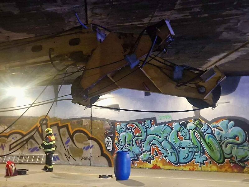 Nehoda ve Vídeňské ulici: pod železničním mostem se zaklínila vrtná souprava převážená na podvalníku.