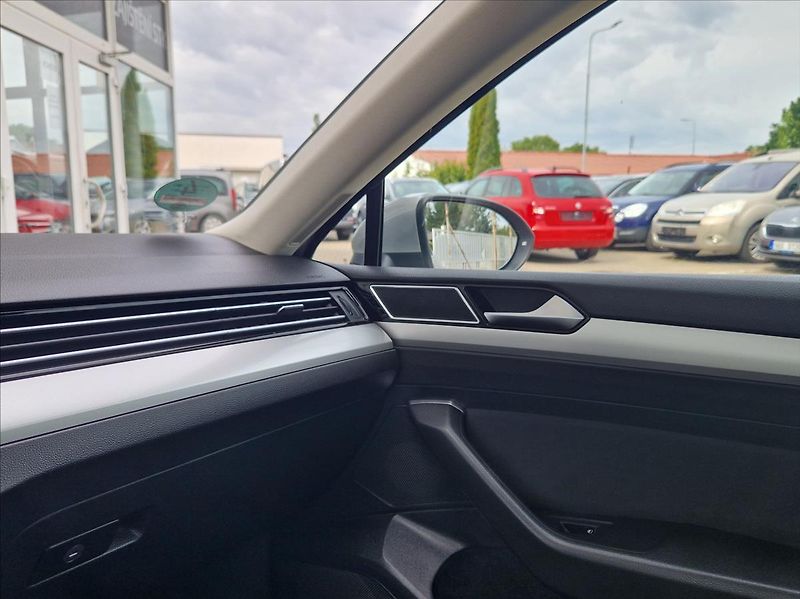 Volkswagen Passat 1,4 TSI 110kW SENZORY AUTOAC - fotka 40 z 42