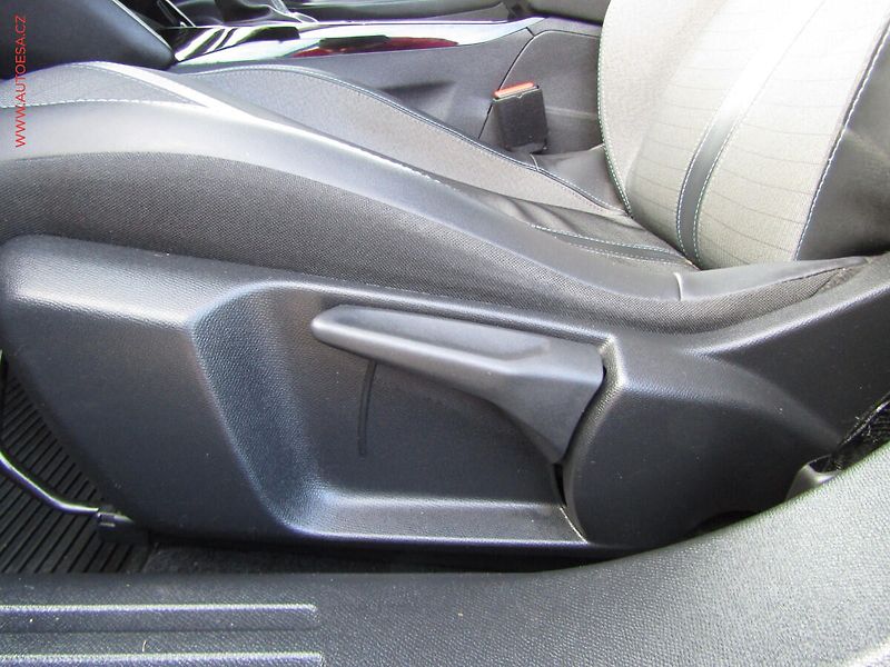 Peugeot 2008 (2021) 1.5 HDi, ČR, Allure, navi - fotka 11 z 21
