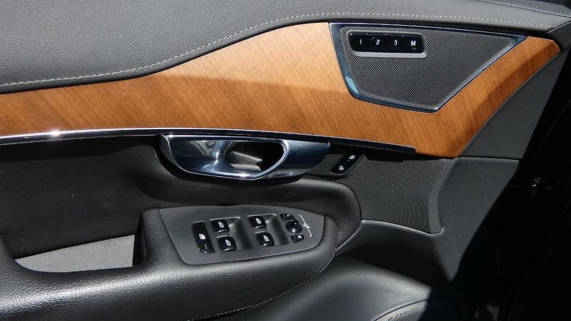 Volvo XC90 B5 AWD Drive-E mHEV aut. Inscr - fotka 9 z 25