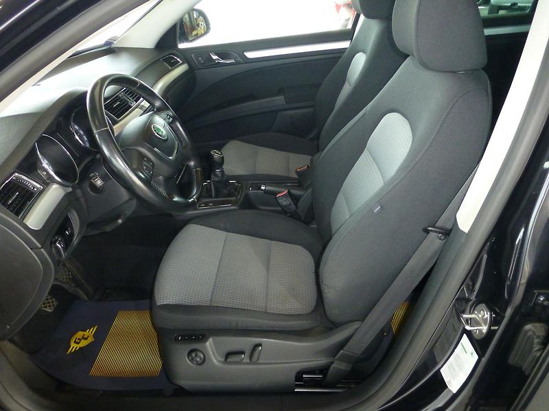 Škoda Superb (2013) 2,0TDI*VYHŘ.S*PARK.S**NAVIGACE - fotka 11 z 28
