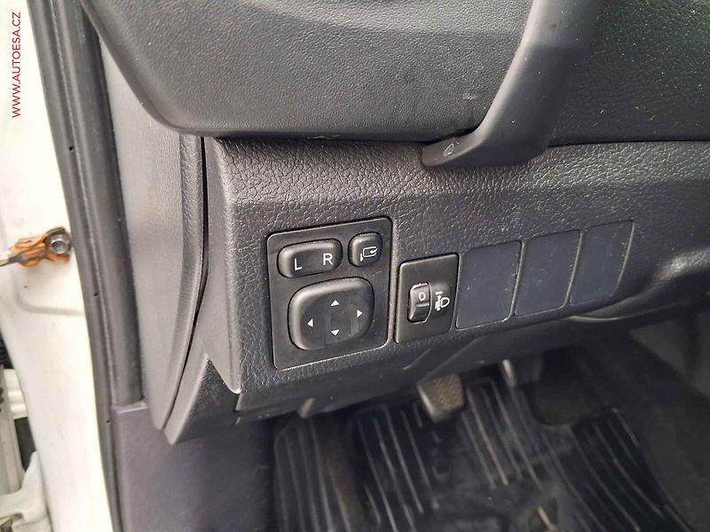 Toyota Auris (2016) 1.6 i, ČR, navi, autoAC - fotka 14 z 16