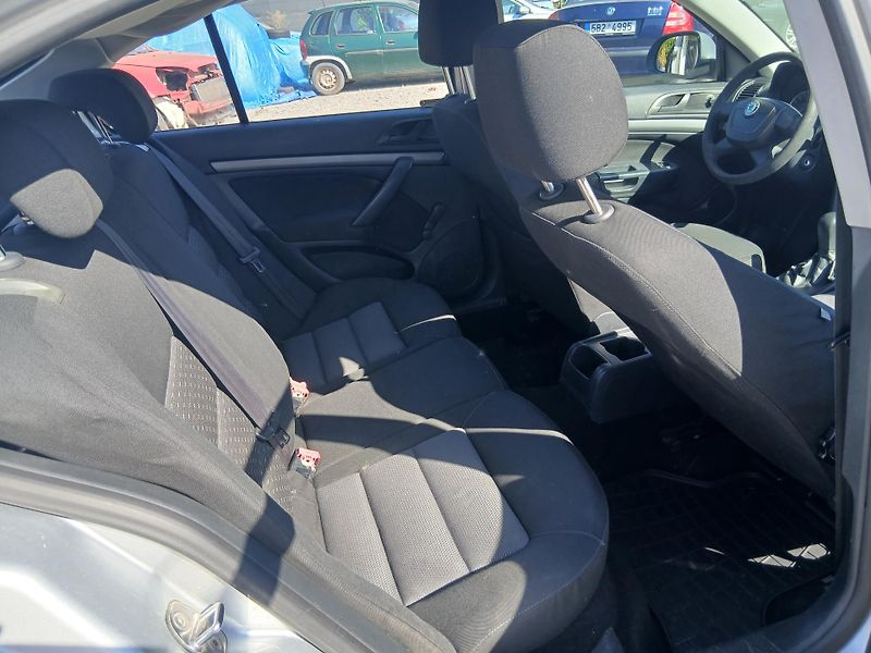Škoda Octavia 1.6 TDI, Facelift, kosm. vady - fotka 25 z 27