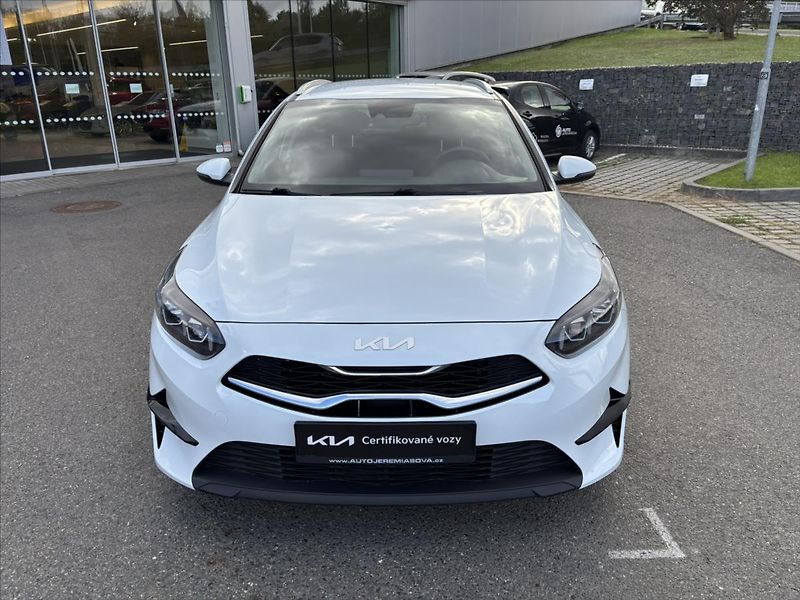 Kia Ceed 1,5 TGDi 118kW TOP ZÁRUKA NAVI - fotka 8 z 40