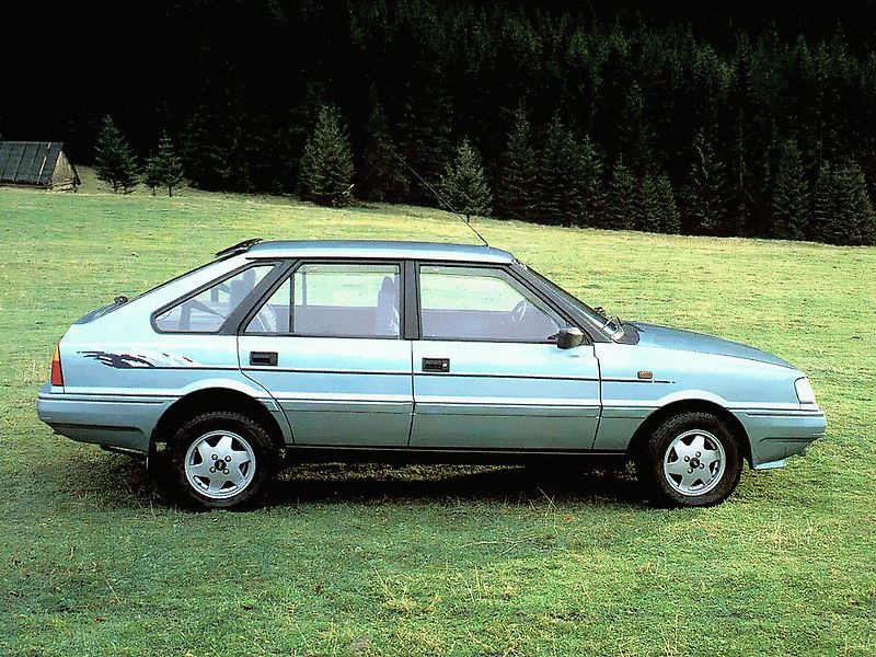 FSO Polonez se vyráběl mezi lezy 1978 až 2002