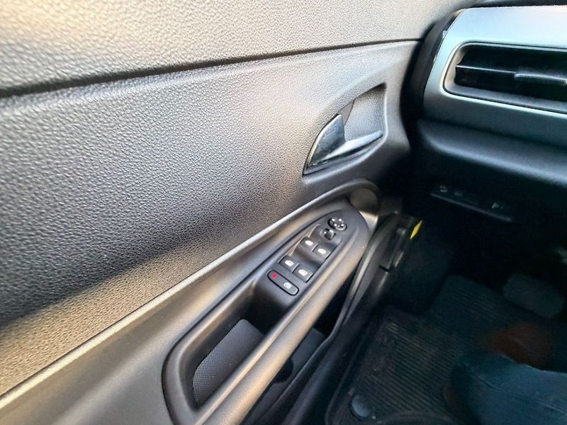 Jeep Avenger 4xe Upland 1.2 Turbo e-Hybrid - fotka 10 z 18