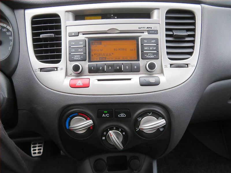 Kia Rio (2009) 1.4 16V, po STK, jezdí výborně - fotka 12 z 15