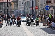 Ze startu XIV. Slánského okruhu - průjezd Londou.