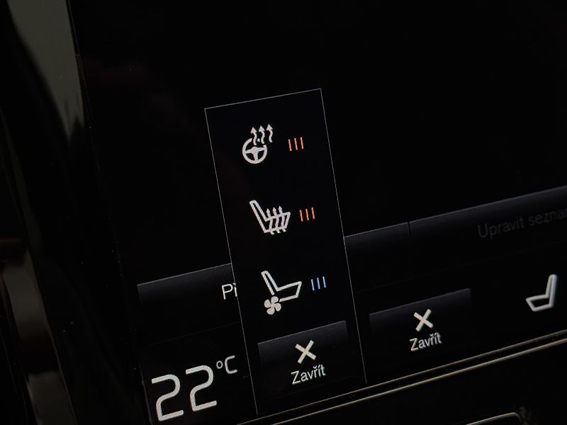 Volvo V90 CC D4 AWD PRO AUT - fotka 47 z 52