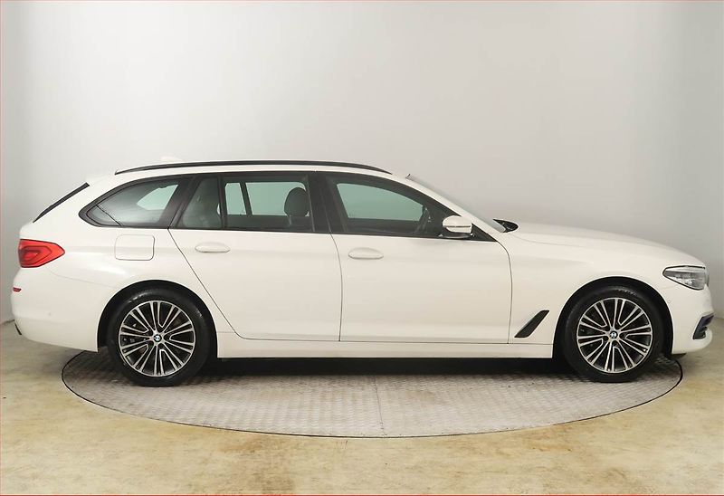 BMW Řada 5 (2019) Sport Line 530d xDrive - fotka 6 z 26