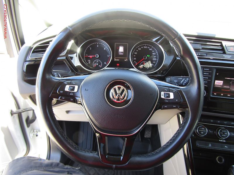 Volkswagen Touran (2016) 2.0 TDi, ČR, DSG, TZ, park - fotka 18 z 20
