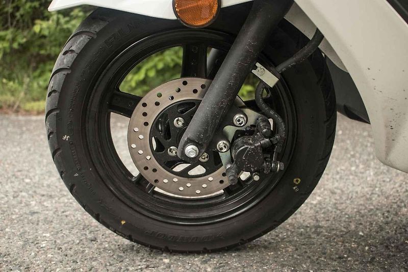 Ze sedla s výškou 780 mm dosáhne pohodlně na zem téměř každý jezdec.