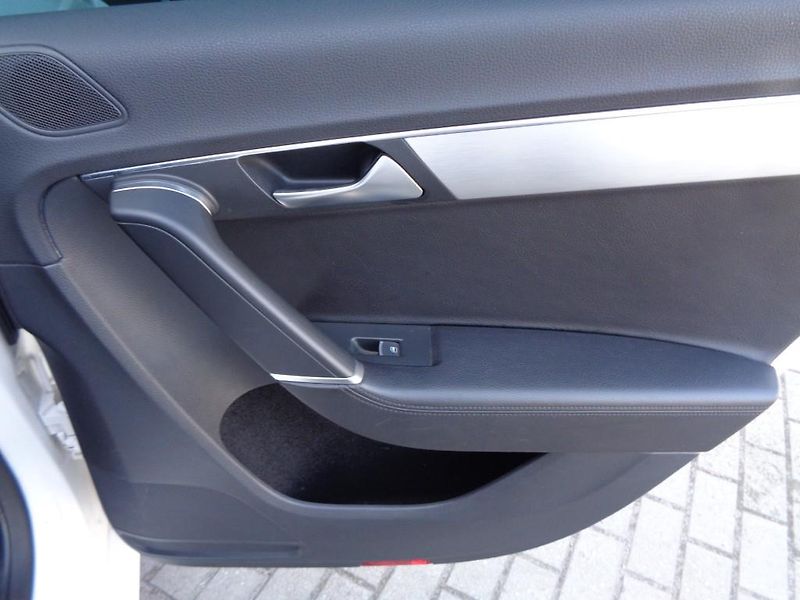 Volkswagen Passat 2.0 TDI Highline 103 kW M6F - fotka 24 z 29