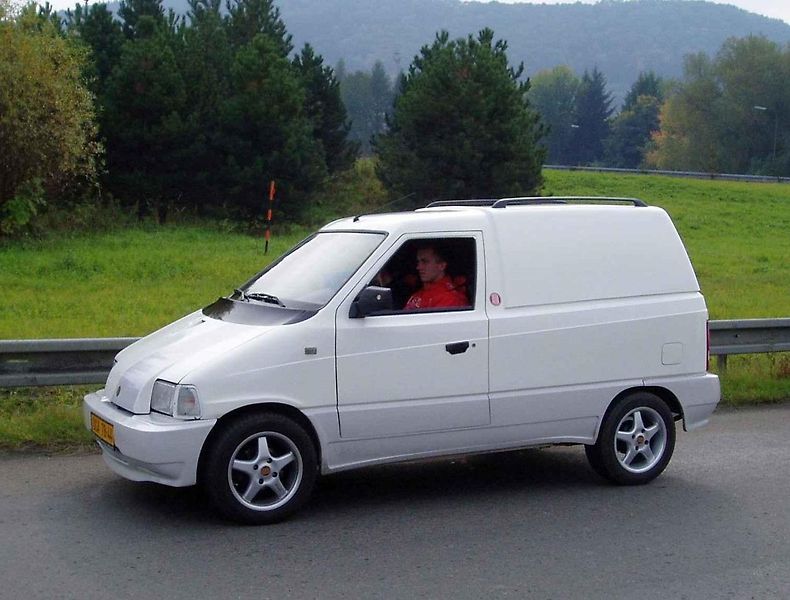 Tatra Beta využívala světlomety ještě ze Škody 120, což je patrné na první pohled.