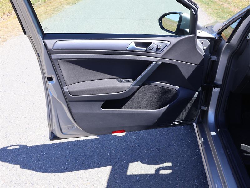 Volkswagen Golf 1,6 TDI LED DPH 1.Maj. Tažné - fotka 8 z 25