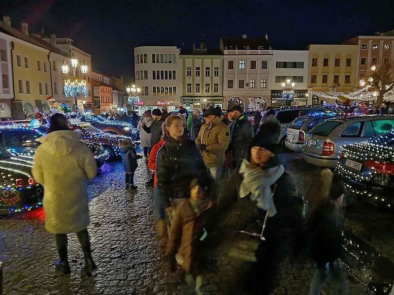 Sraz vánočně nazdobených aut v Kroměříži (prosinec 2024)