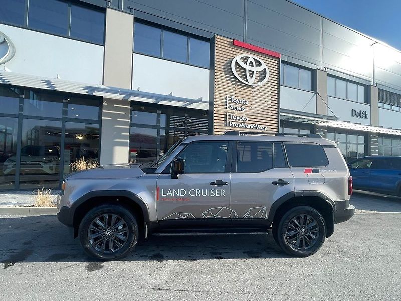 Toyota Land Cruiser 2.8D 8AT 4x4 Executive Skyview - fotka 8 z 34