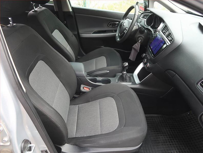 Kia Ceed (2015) 1.4 CVVT, Serv.kniha, Tempomat - fotka 9 z 17