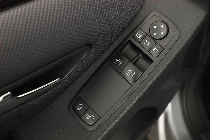 Mercedes-Benz Třídy A (2012) A 160, Vyhř. sedaček - fotka 15 z 15