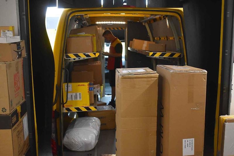 Testovaný Ford-E Transit působil mezi žlutými dodávkami jako stříbrná vrána