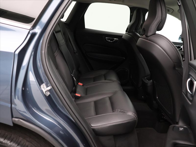 Volvo XC60 2,0 B4 AWD CZ Inscription DPH - fotka 13 z 33