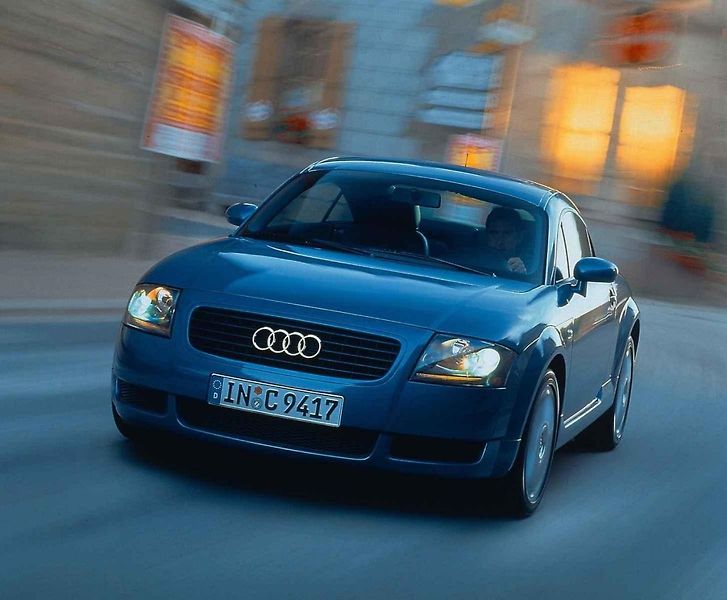 Původní koncept Audi TT spolu s limitovanou edicí TT RS Coupé Iconic Edition