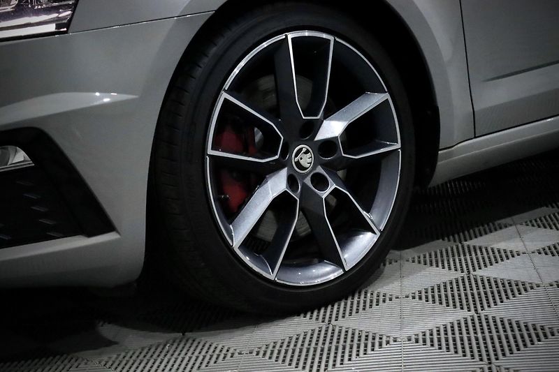 Škoda Octavia 3 FL 2.0 TSI 180 kW DSG RS - fotka 9 z 43